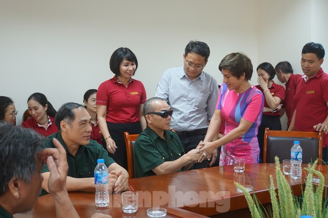 Bà Bạch Lệ Thoa và nhà báo Hồ Sỹ Lực (Phụ trách Ban Bạn đọc và Công tác xã hội và Văn phòng đại diện báo Tiền Phong tại Bắc Giang) thăm hỏi các thương binh tại trung tâm