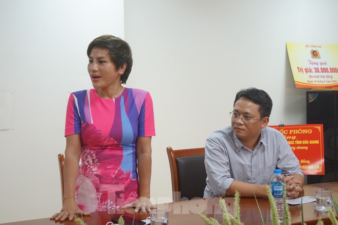 Bà Bạch Thị Lệ Thoa, Chủ tịch Hội đồng quản trị, Giám đốc Công ty TNHH Đào tạo doanh nhân chia sẻ tình cảm với các thương binh tại trung tâm